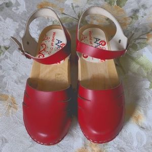 Women red clog sandals
